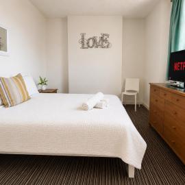 52 - room 1 - city views, hotel in Swansea