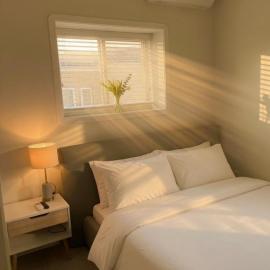 Modern Cozy Suite with AC near Metrotown Burnaby, hotel in Burnaby
