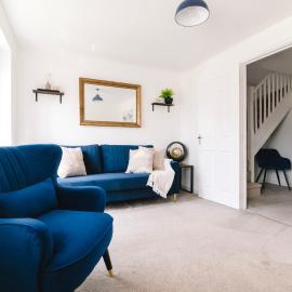Spacious 4 Bed - Sleeps 6 - Private Parking - Contractors