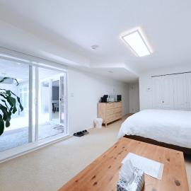 Cozy King Suite Near Ferry & Beach, hotel in West Vancouver