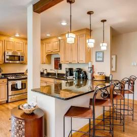 Large Family Ski Vacation Home minute from Vail&BC
