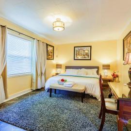Room A1 King Bed Shared Bathroom Washer Dryer Air purifier 75 TV, hotel in Rochester