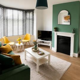 New 3BR House - Parking - Near CBS Arena - UHCW, hotel in Longford