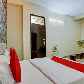 Hotel O Sky In Near By Sector 62, hotel in Ghaziabad