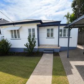 Retro Coastal Cottage Walk to Beach