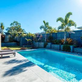 Theme Park Retreat - Sunlit Stillness by the Pool - Holiday Home, Hotel in Gold Coast