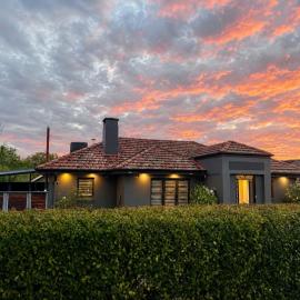 Cheerful 3 bedroom home - Inner south - Manuka, Hotel in Griffith