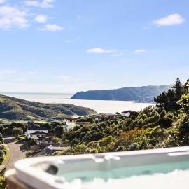 Piris Place - Private Spa, Harbour Views & Trails