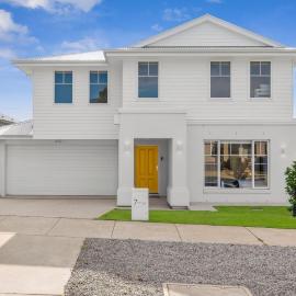 Yellow door pool retreat, 5 bedroom, 3 bathroom, heated pool, sleeps 12, close to adventure park, wineries, Bellarine Peninsula โรงแรมในCurlewis
