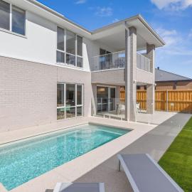Yellow door pool retreat, 5 bedroom, 3 bathroom, heated pool, sleeps 12, close to adventure park, wineries, Bellarine Peninsula, hotell sihtkohas Curlewis