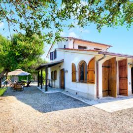 Villa Janela Escape & Retreat, 30m from the Beach - Happy Rentals
