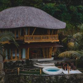 Uma Bali-Bamboo House، فندق في Selat