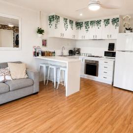 Peaceful Parkside Oasis Walk to Beach & CBD