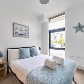 Staines 2 Bed Apartment - Free Parking - Ideal for Contractors & Leisure, hotel en Staines