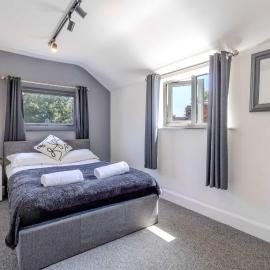 Central 4-bed home in Kettering by Renzo Ideal for Contractors Close to Hospital