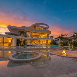 Villa Babylon - 8BR Lux Seseh Villa, 3 pools, Jacuzzi, Ocean views, hotelli kohteessa Munggu