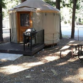 Snowflower Camping Resort 12 ft. Yurt 9, hotell i Emigrant Gap