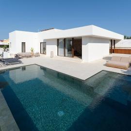Luxury villa with pool and private beach access, hotel a Cala en Forcat