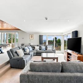 West Grove, Spacious House with Football Pitch