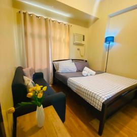 Manila Bay Sunset Suite In Pasay with Balcony,Pool, Fast WiFi Near NAIA Airport , MOA, PICC, US Embassy