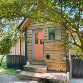 2 Bedroom, Newly Renovated Secluded Rural Apartment، فندق في لاندرندود ويلز