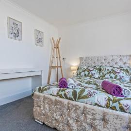 3 Bedroom Bungalow, Van & Car Parking, WIFI, Sleeps 6, hotel in Bingham