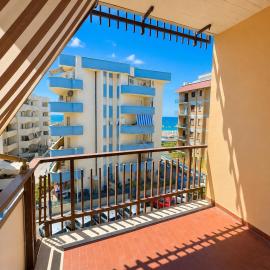 STELLA MARIS Seaview Apartment - Spacious and bright flat, steps from the Sea and beautiful beaches, close to the Town Centre, Shops, Local services and the Bus Station, and a 10 Minute walk from the Train Station, hótel í Nettuno