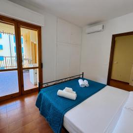 STELLA MARIS Seaview Apartment - Spacious and bright flat, steps from the Sea and beautiful beaches, close to the Town Centre, Shops, Local services and the Bus Station, and a 10 Minute walk from the Train Station – hotel w mieście Nettuno