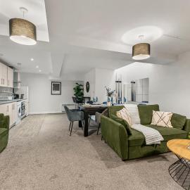 Modern Leeds Getaway - Close to the Centre، فندق في Farnley