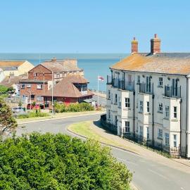 Seafront Townhouse with Views of Walton Pier