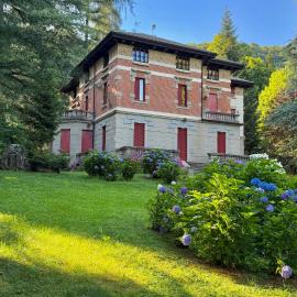 Tre Tigli Apartment in Villa - Lake Como, Lugano โรงแรมในลานโซ ดินเตลวิ