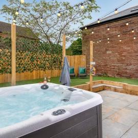 Countryside Cottage with HOT TUB, Nr Village pubs, Walks & Cycle Routes, hotell i Brampton