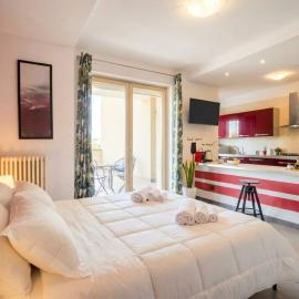 Sky Gate Red Suite by Airport, hotel in Macchie