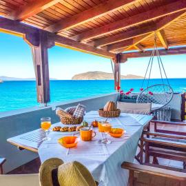 Tholos Alexandra's Beachfront House、Kavoúsionのホテル