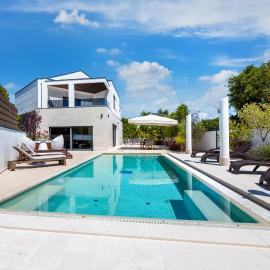 Villa Toscana with pool, sauna and jacuzzi, viešbutis mieste Rasopasno
