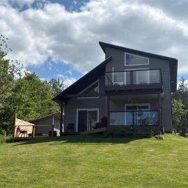 Lake house on Little Mush Mush، فندق في لونينبورج
