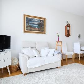 Bright Central Raisio 1BR Apt - Balcony & Sauna, Hotel in Raisio