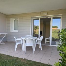 Appartement rez-de jardin avec terrasse, hotel in Les Sables-d'Olonne