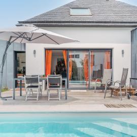 15 min Port - piscine chauffée - jardin clos, Hotel in Vannes