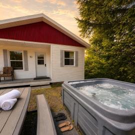 Mountain Breeze Refuge near Mont-Ste-Anne, Hotel in Saint-Tite-des-Caps