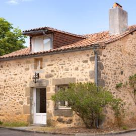 Maison Lavande - Ancienne étable rénovée, gîte nature et bien-être, hotel in Saint-Martial-de-Valette