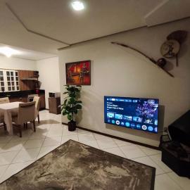 Casa completa com garagem e tomada para carro eletrico, hotel in Tubarão