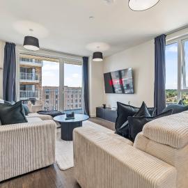 Chic Stay 2BR 2BA 4 Stops To Wembley Sleeps 8, hotel em Hatch End