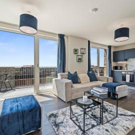 Stylish Retreat 2BR 2BA Sleeps 8 4 Stops Wembley, hotel em Hatch End