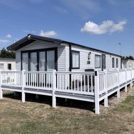 Stunning 6 Berth Caravan At Suffolk Sands Holiday Park Ref 45031G, hotel in Felixstowe
