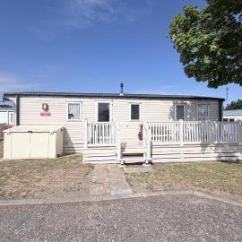 6 Berth Caravan With Decking At Suffolk Sands Holiday Park Ref 45040G, hotel in Felixstowe
