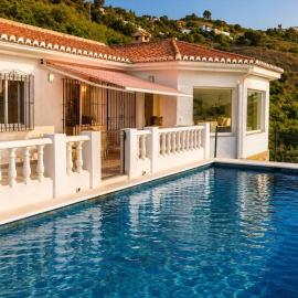 NEU renoviertes Haus privat Pool nur 300m bis zum Strand