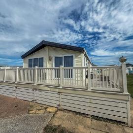 Stunning Lodge With Full Sea Views At Coopers Beach Holiday Park Ref 49019S, hotel in East Mersea