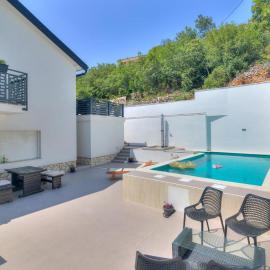House with three apartments Maka