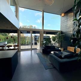 Modern Family Home, 15 Min to Helsinki Center and 10 Min to Airport, hotel in Helsinki